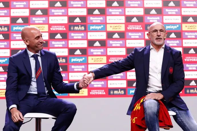 לואיס דה לה פואנטה מוצג כמאמן נבחרת ספרד על ידי לואיס רוביאלס