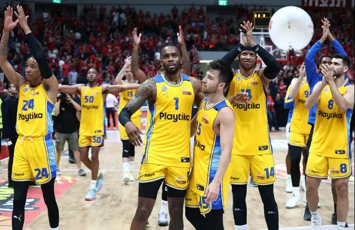 שחקן מכבי תל אביב אנטוניוס קליבלנד עם תמיר בלאט