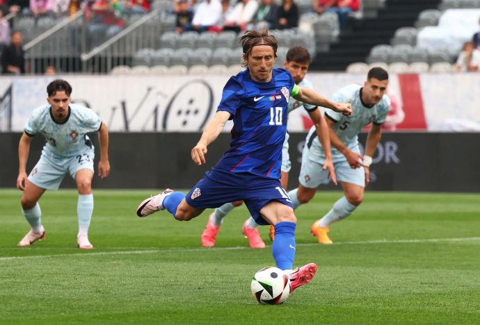 לוקה מודריץ' שחקן נבחרת קרואטיה בועט פנדל