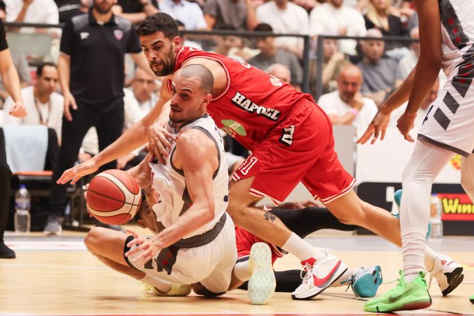 שחקן הפועל תל אביב תומר גינת מעל שחקן עירוני קרית אתא גיא פלטין