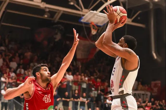 שחקן עירוני קרית אתא אמין סטיבנס זורק מול שחקן הפועל תל אביב תומר גינת