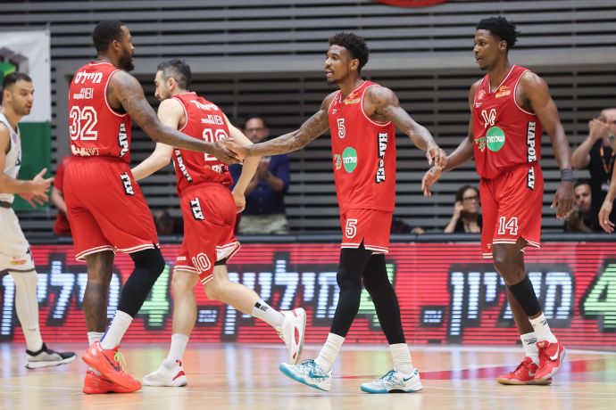 שחקני הפועל תל אביב: אייזיאה מיילס, קסבייר מנפורד, בר טימור, ג'יילן הורד