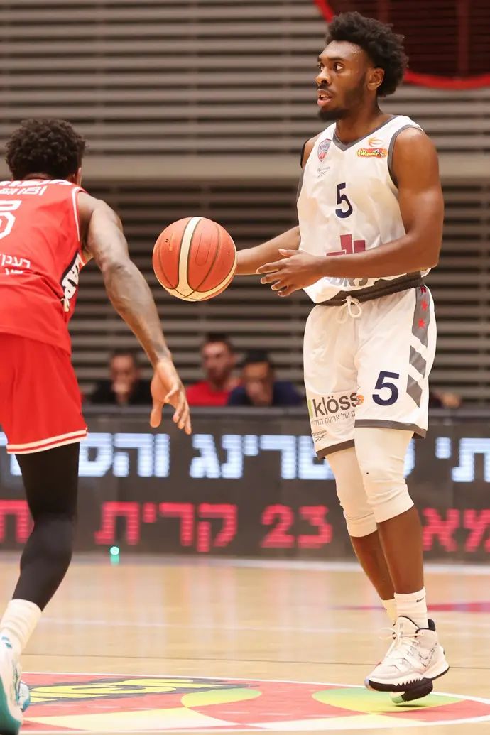 שחקן עירוני קרית אתא ג'יימס בייטמון