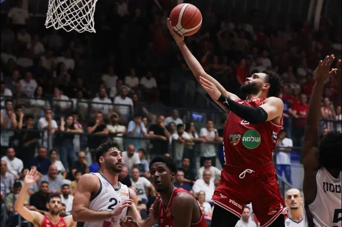 שחקן הפועל תל אביב טיילר אניס