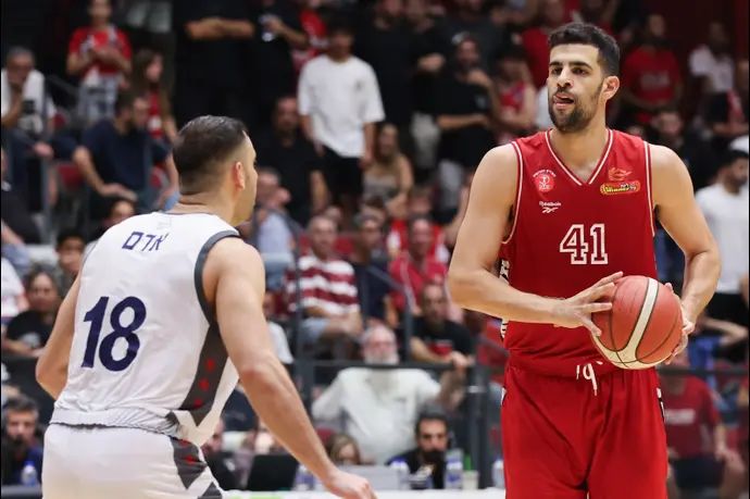 שחקן הפועל תל אביב תומר גינת מול שחקן עירוני קרית אתא רז אדם