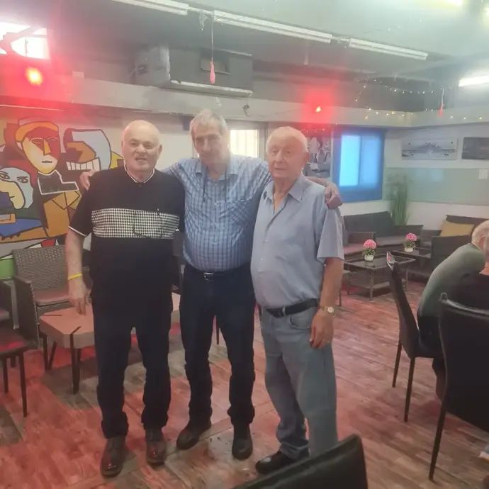 גדעון טיש ושאר ישוב בן ברוך עם העיתונאי אשר גולדברג