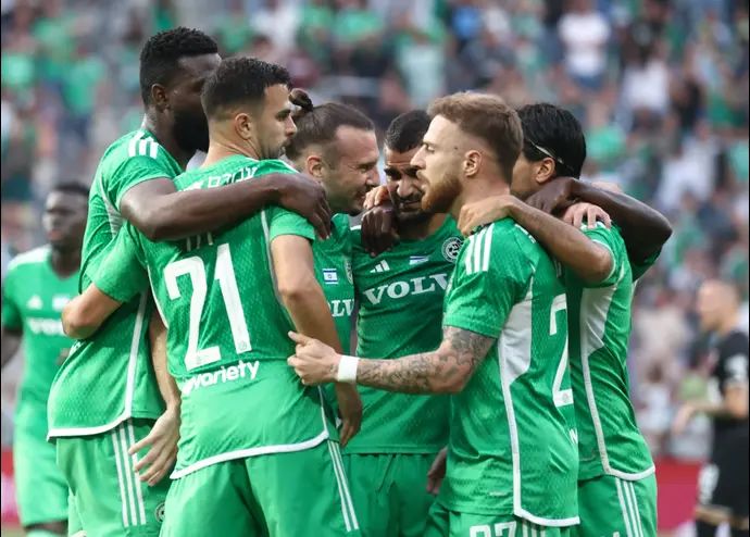 שחקני מכבי חיפה חוגגים עם דין דוד