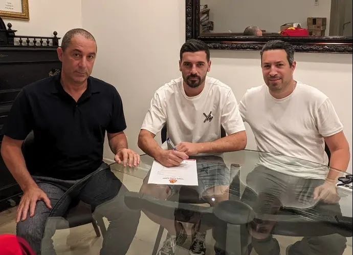 שלומי אזולאי חותם על החוזה כשחקן מ.ס. אשדוד, איתו הסוכן אדם קידן, ג'קי בן זקן
