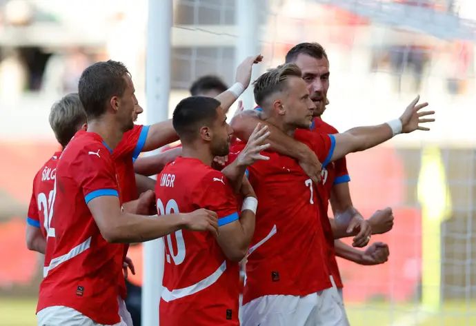 שחקני נבחרת צ'כיה חוגגים עם אנטונין באראק