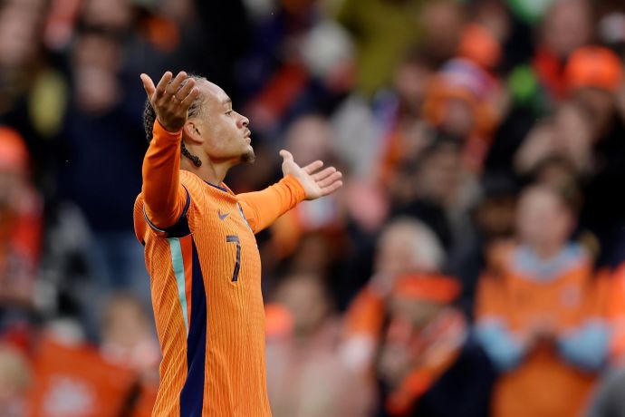 צ'אבי סימונס שחקן נבחרת הולנד חוגג שער