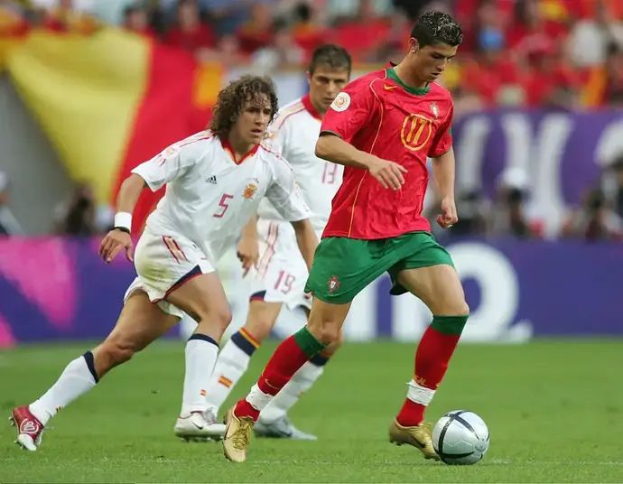 כריסטיאנו רונאלדו מול קרלס פויול ב-2004