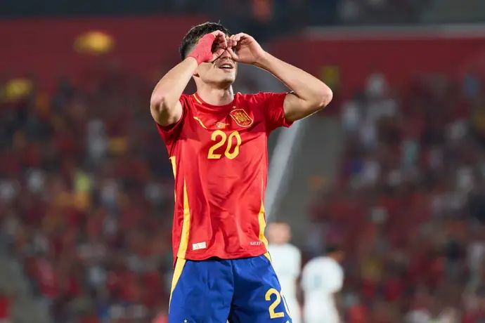 פדרי שחקן נבחרת ספרד חוגג שער במשחק הכנה נגד צפון אירלנד