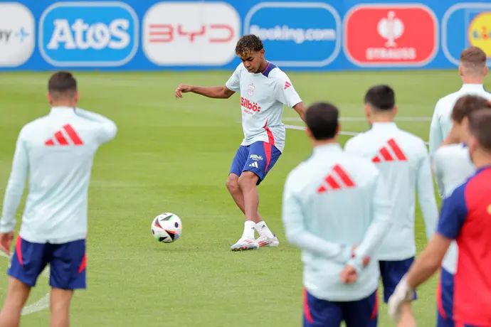 לאמין ימאל, שחקן נבחרת ספרד