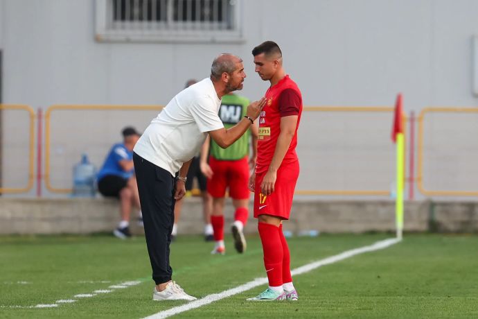 סתיו נחמני לצד מאמן מ.ס. אשדוד אלי לוי