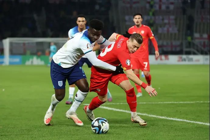 שחקן נבחרת אנגליה בוקאיו סאקה מול אזגיאן אליוסקי שחקן צפון מקדוניה