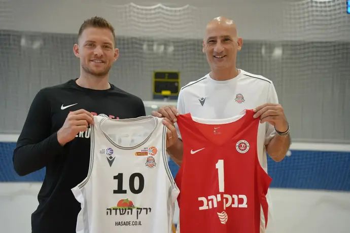 הבעלים-שותף של הפועל ירושלים גל מקל עם יו״ר א.ס רמת השרון אלון שפר