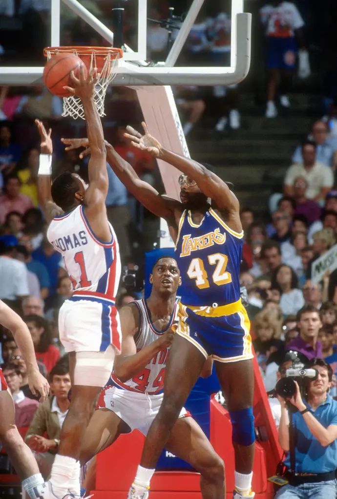 ג'יימס וורת'י שחקן לוס אנג'לס לייקרס מול אייזיאה תומאס שחקן דטרויט פיסטונס, 1989