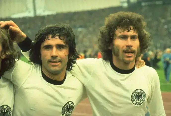 שחקני נבחרת גרמניה בשנת 1974 פול ברייטנר (ימין) עם גרד מולר