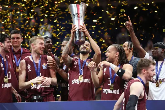 שחקני באיירן מינכן כדורסל חוגגים אליפות