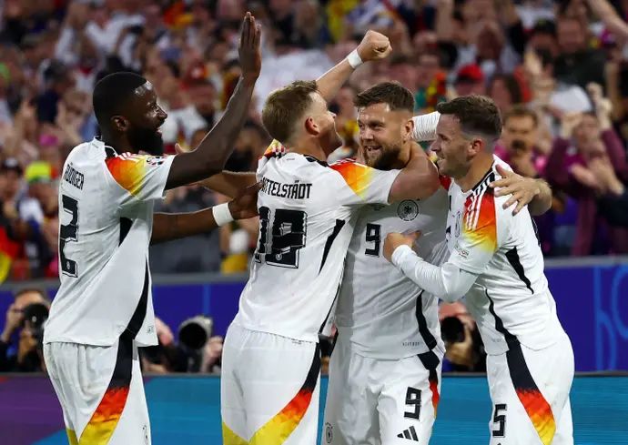 שחקני נבחרת גרמניה חוגגים עם ניקלאס פולקרוג