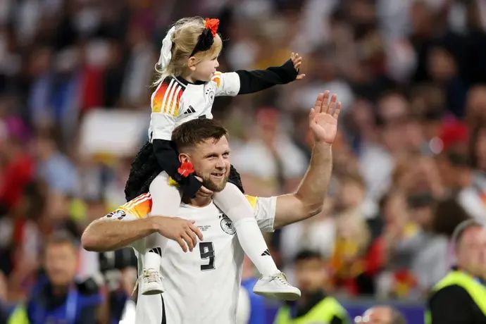 שחקן נבחרת גרמניה, ניקלאס פולקרוג עם בתו