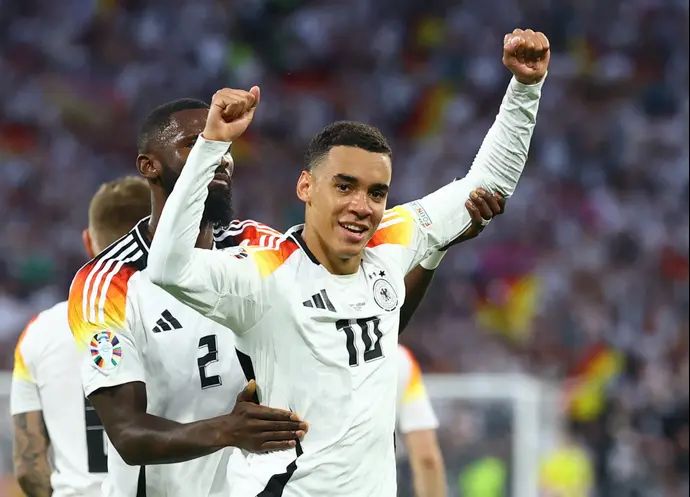 ג'מאל מוסיאלה שחקן נבחרת גרמניה חוגג שער במשחק הפתיחה של יורו 2024