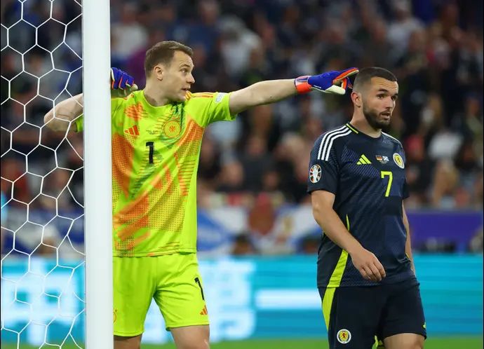 שוער נבחרת גרמניה, מנואל נוייר, ליד שחקן נבחרת סקוטלנד, ג'ון מקגין