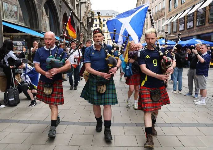 אוהדי נבחרת סקוטלנד לפני משחק הפתיחה של יורו 2024