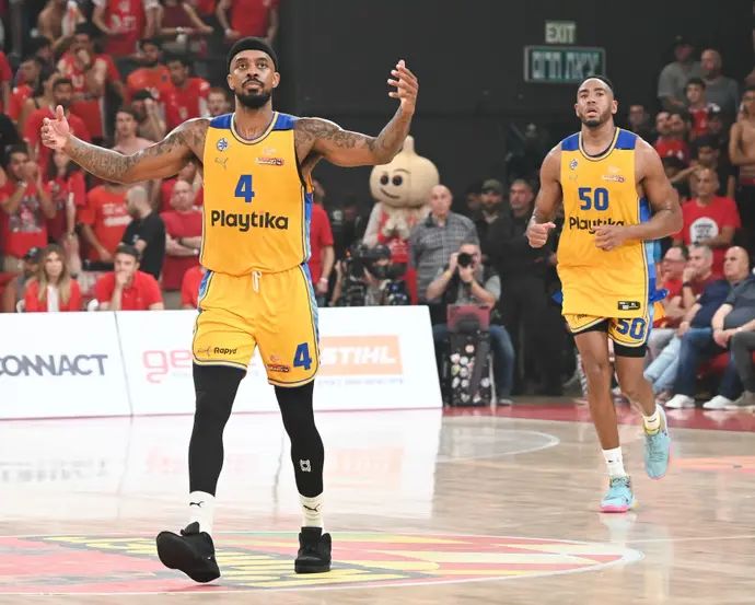 שחקן מכבי תל אביב לורנזו בראון