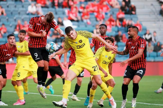 פלאמן גלאבוב בית"ר ירושלים לצד ילה דאון הפועל ירושלים