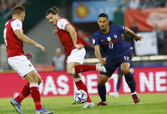 שחקן נבחרת אוסטריה מרסל זאביצר מול וויליאם סאליבה, בלם נבחרת צרפת