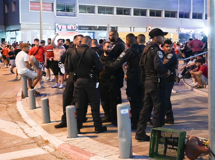 שוטרים מחוץ להיכל מנורה מבטחים, לצד אוהדי הפועל תל אביב