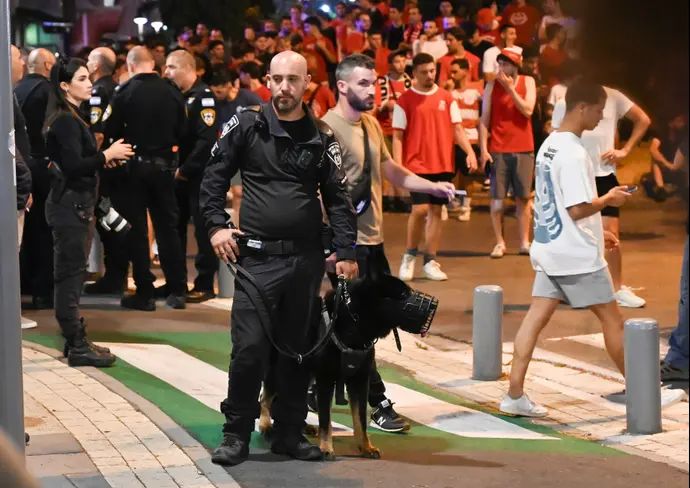 שוטרים מחוץ להיכל מנורה מבטחים, לצד אוהדי הפועל תל אביב