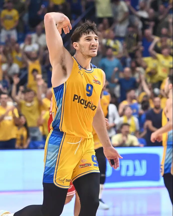 שחקן מכבי תל אביב רומן סורקין