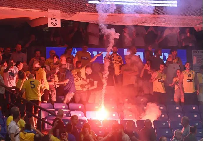 אבוקות שנפלו ליציעי אוהדי מכבי תל אביב