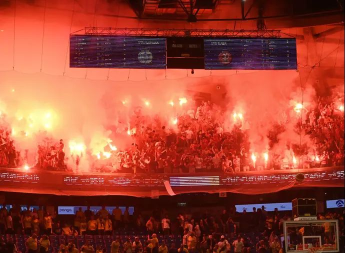 אבוקות ביציעי הפועל תל אביב