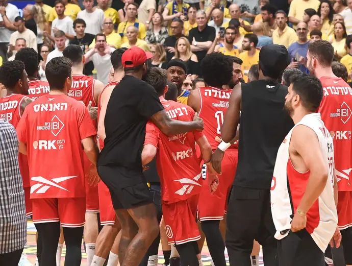 לורנזו בראון מכבי תל אביב מול שחקני הפועל תל אביב