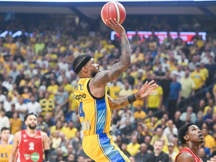 שחקן מכבי תל אביב לורנזו בראון