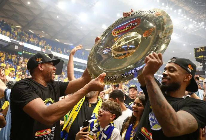 לורנזו בראון לצד בונזי קולסון מכבי תל אביב עם צלחת האליפות