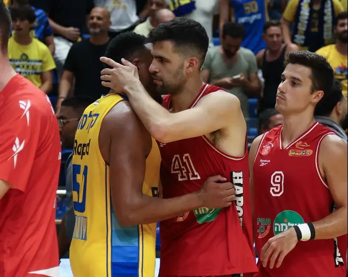 תומר גינת הפועל תל אביב לצד בונזי קולסון מכבי תל אביב