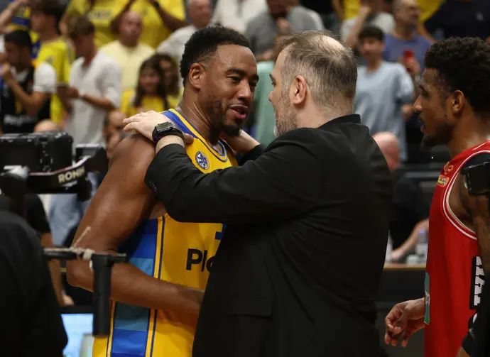 סטפנוס דדאס מאמן הפועל תל אביב לצד בונזי קולסון מכבי תל אביב