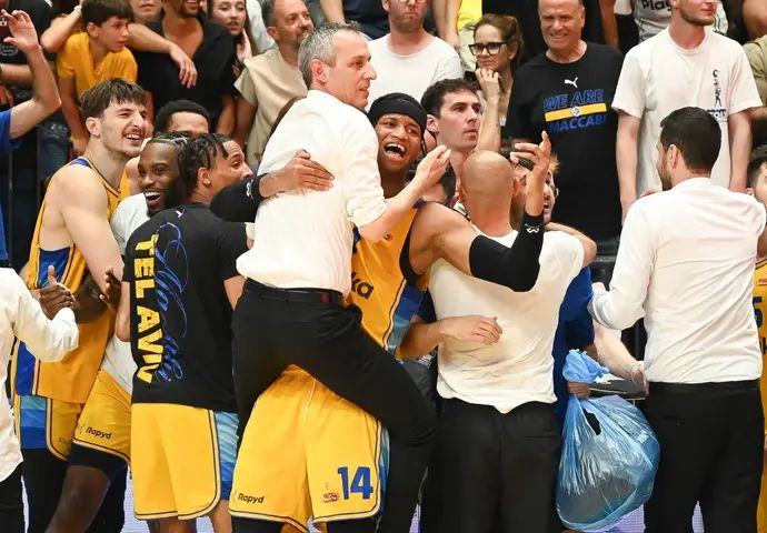 חסיאל ריברו מחבק את מאמן מכבי תל אביב עודד קטש