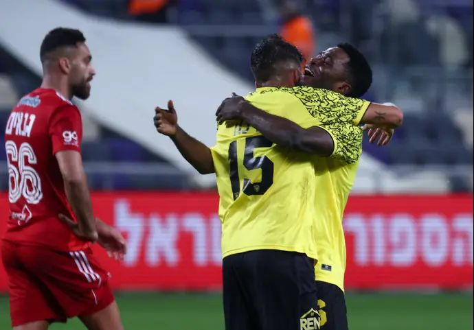 שחקן בית"ר ירושלים איסמעילה סורו מחבק את דור מיכה