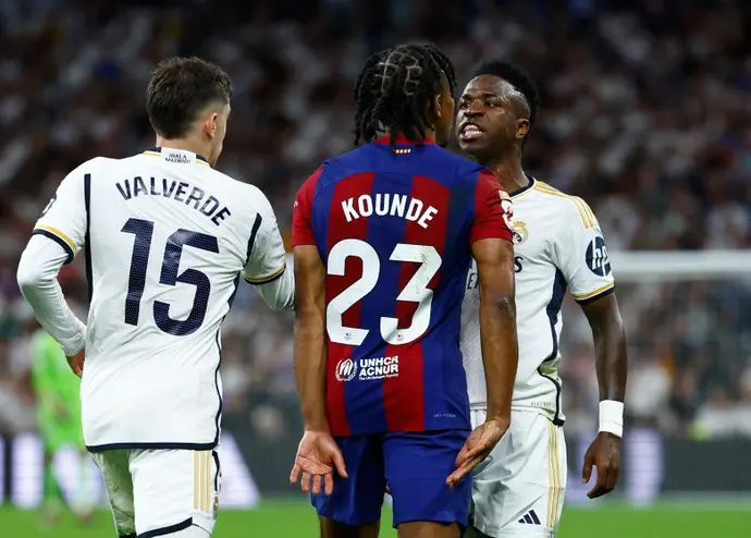 ויניסיוס שחקן ריאל מדריד בעימות עם ז'ול קונדה שחקן ברצלונה