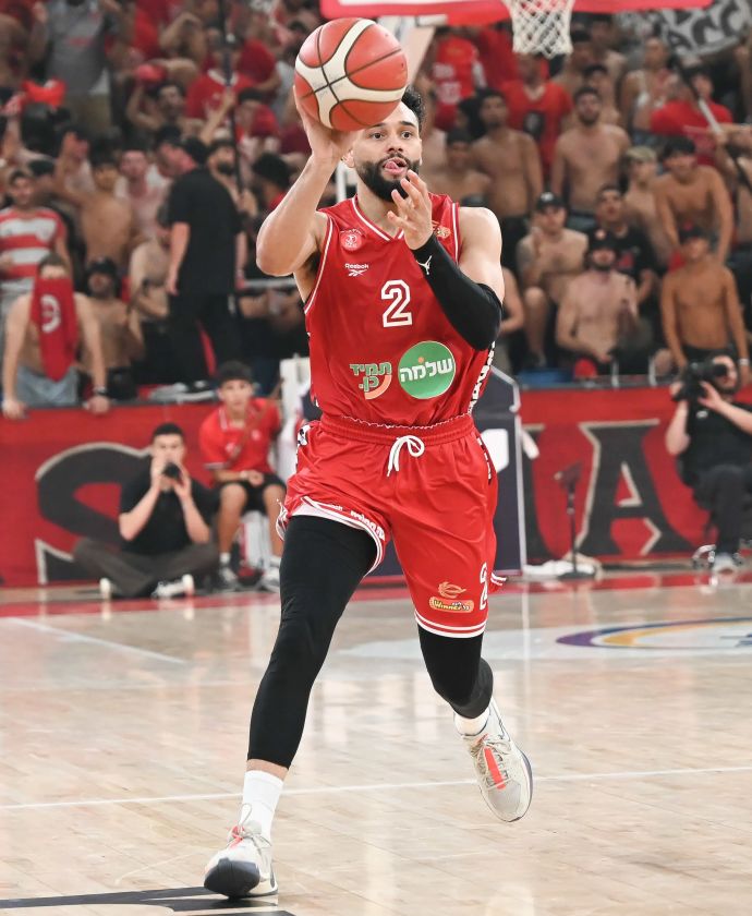 שחקן הפועל תל אביב טיילר אניס