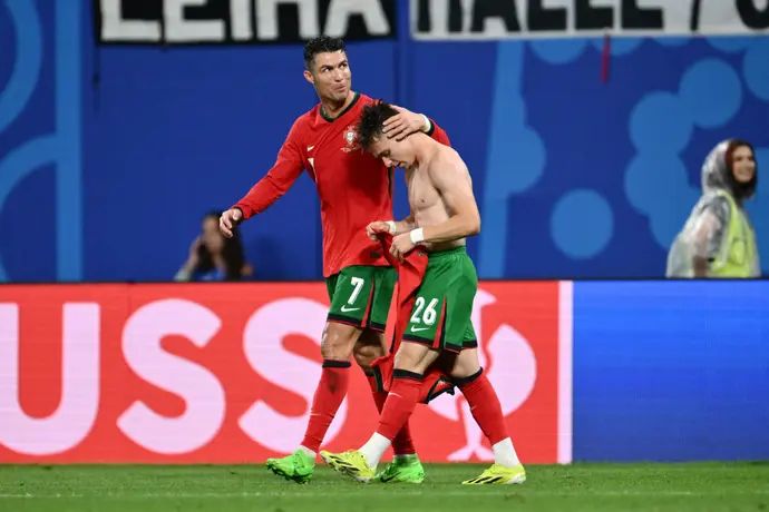 צ'יקו קונססאו חוגג עם כריסטיאנו רונאלדו נבחרת פורטוגל