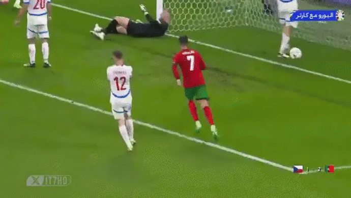 כריסטיאנו רונאלדו שחקן נבחרת פורטוגל מקניט את יינדריך סטאנק שוער נבחרת צ'כיה