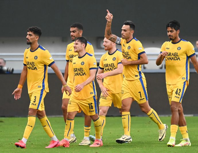 ערן זהבי חוגג עם רוי רביבו גבי קניקובסקי מכבי תל אביב