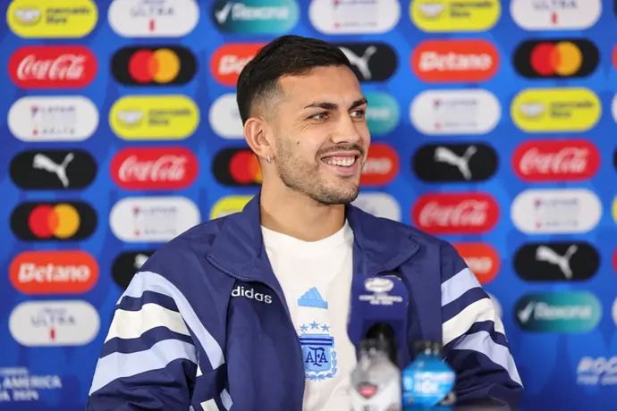 לאנדרו פארדס במסיבת עיתונאים של נבחרת ארגנטינה