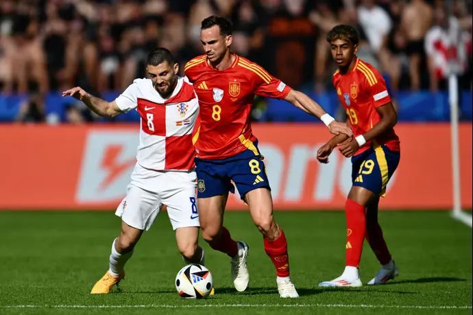 פביאן רואיס נבחרת ספרד לצד מתאו קובאצ'יץ' נבחרת קרואטיה
